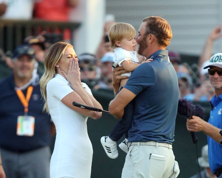 Con la mogliePaulina Gretzky e il bambino (Reuters)